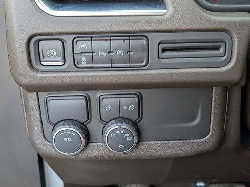 Used 2023 Chevrolet Suburban LT image 34