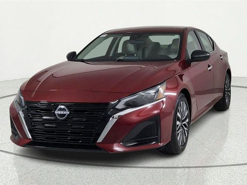 Used 2024 Nissan Altima 2.5 SV FWD image 2