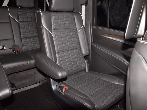 Used 2025 Cadillac Escalade ESV Premium Luxury Platinum AWD/4WD image 24