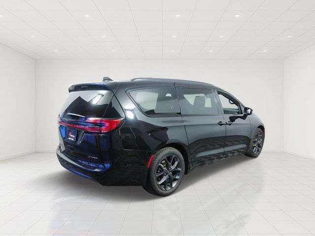 Certified 2025 Chrysler Pacifica Limited FWD image 7