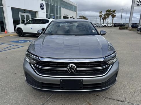 Used 2024 Volkswagen Jetta SE FWD image 2