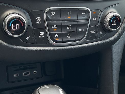 Used 2020 Chevrolet Equinox LT w/ Sport Edition image 34