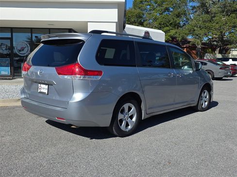 Used 2011 Toyota Sienna LE image 5