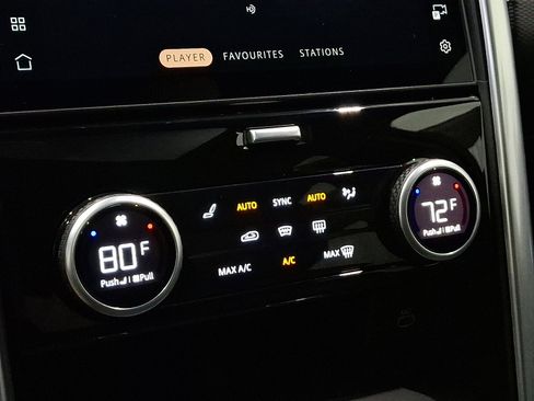 Certified 2025 Land Rover Discovery Dynamic SE image 17