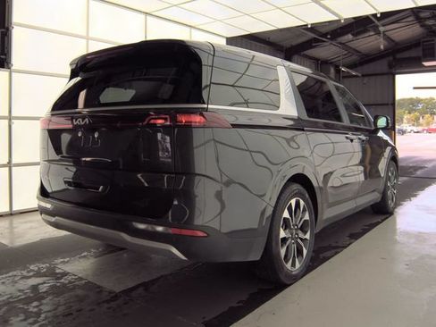 Used 2024 Kia Carnival EX FWD image 2