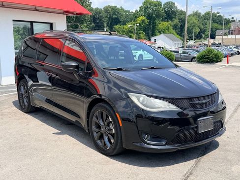Used 2020 Chrysler Pacifica Touring-L w/ S Appearance Package FWD image 8