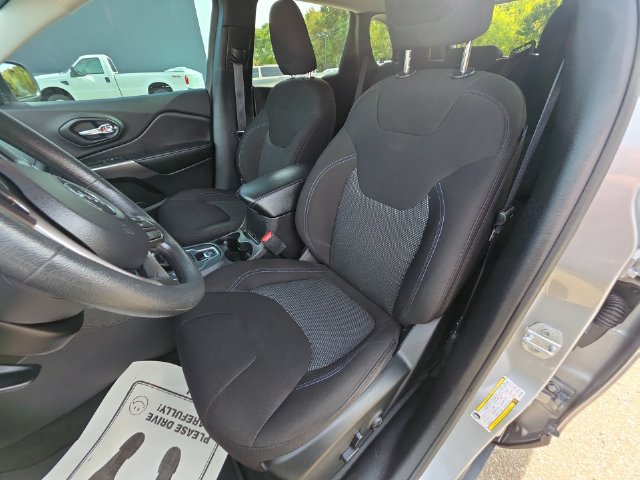 Used 2019 Jeep Cherokee Latitude w/ Popular Appearance Group AWD/4WD image 11