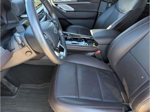 Certified 2025 Ford Explorer Platinum RWD image 9