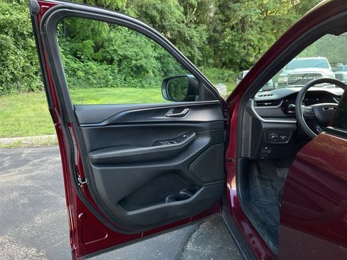 Used 2025 Jeep Grand Cherokee Laredo w/ Luxury Tech Group I AWD/4WD image 16