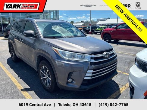 Used 2018 Toyota Highlander XLE AWD/4WD image 1