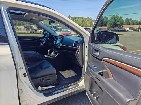 Used 2015 Toyota Highlander Limited AWD/4WD image 20