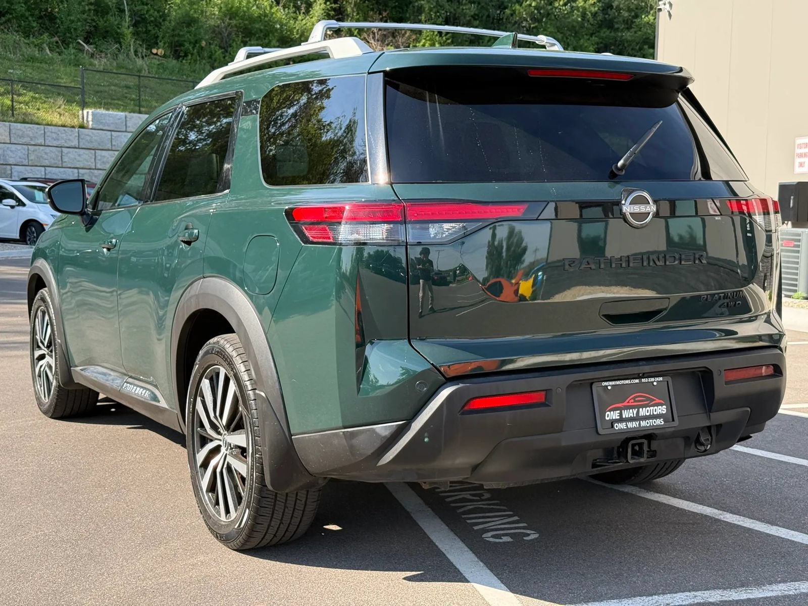 Used 2023 Nissan Pathfinder Platinum AWD/4WD image 4