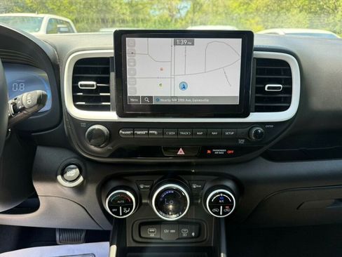 Used 2025 Hyundai Venue Limited FWD image 5