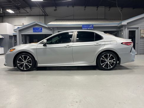 Used 2020 Toyota Camry SE FWD image 4