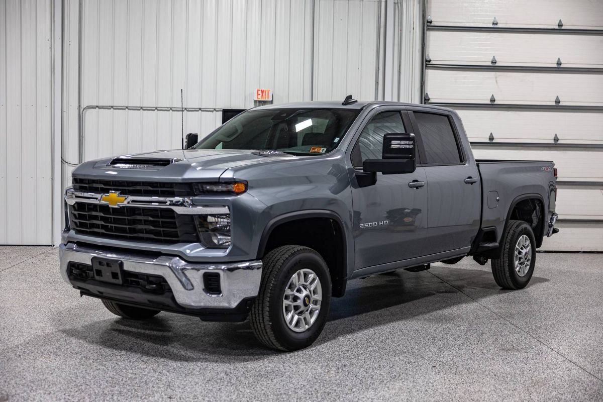 Used 2025 Chevrolet Silverado 2500 LT w/ Convenience Package AWD/4WD image 1