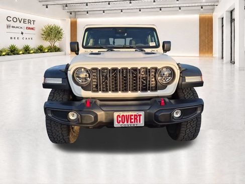 Used 2024 Jeep Gladiator Rubicon w/ Technology Group AWD/4WD image 3