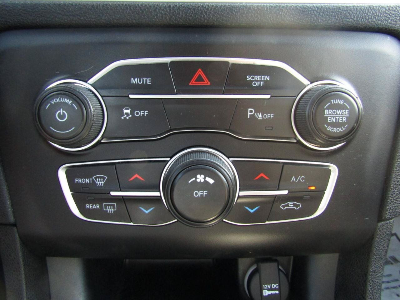 Used 2020 Dodge Charger SXT w/ Leather Interior Group RWD image 17
