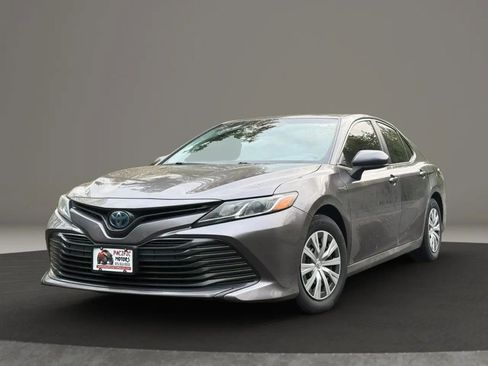 Used 2018 Toyota Camry LE FWD image 3
