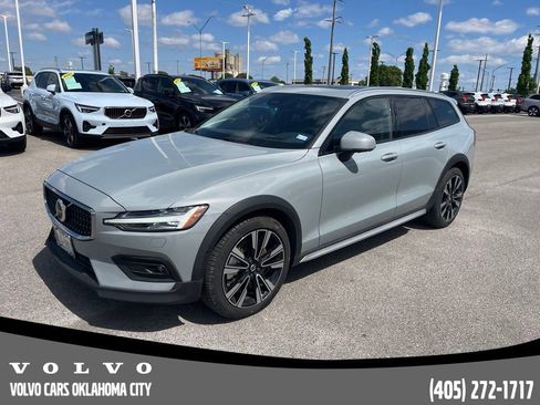 Used 2025 Volvo V60 B5 Cross Country Ultra AWD/4WD image 1