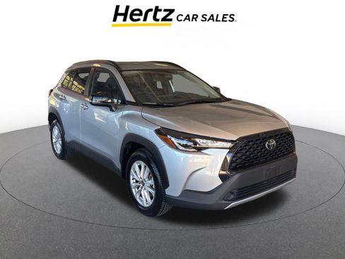 Used 2025 Toyota Corolla Cross LE image 1