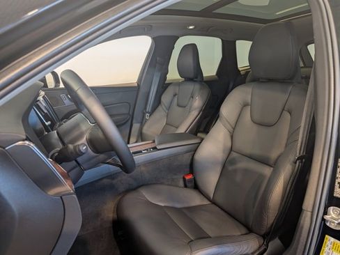 Used 2023 Volvo XC60 B5 Plus image 13
