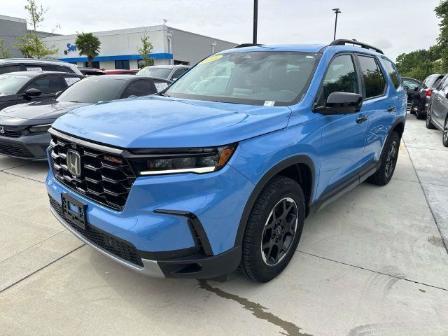 Used 2025 Honda Pilot TrailSport image 3