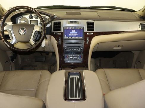 Used 2013 Cadillac Escalade Luxury AWD/4WD image 10