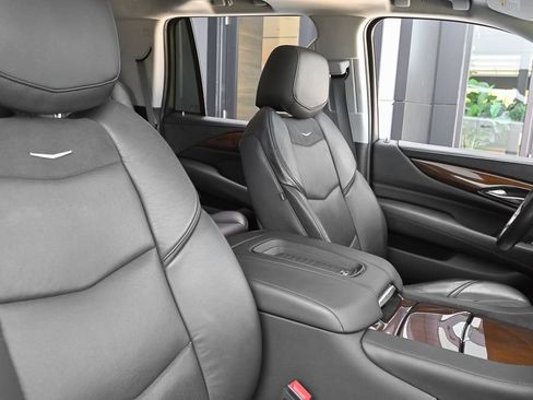 Used 2020 Cadillac Escalade Luxury image 17