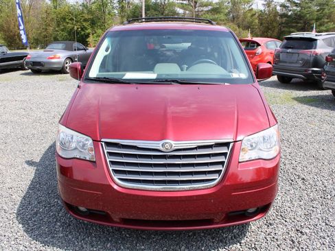 Used 2010 Chrysler Town & Country Touring w/ Entertainment Group #2 FWD image 3