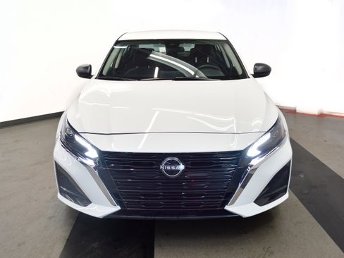 Used 2025 Nissan Altima 2.5 SV FWD image 3