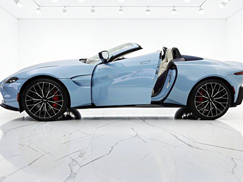 Used 2022 Aston Martin V8 Vantage Roadster RWD image 4