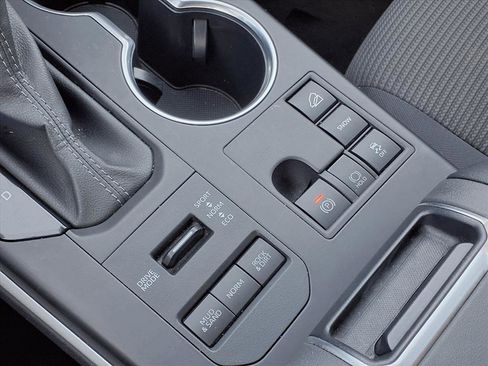 Used 2024 Toyota Highlander LE image 20