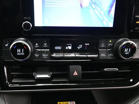 Certified 2023 Toyota Highlander XLE image 15