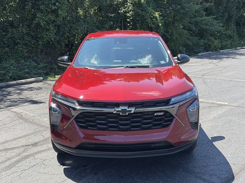 Used 2024 Chevrolet Trax RS FWD image 2
