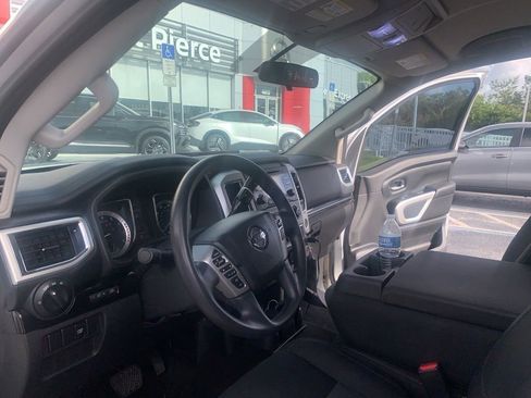 Used 2018 Nissan Titan SV RWD image 3