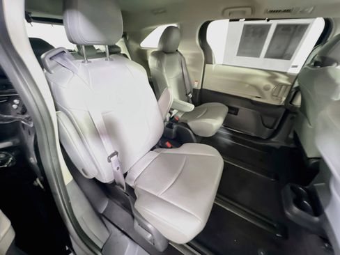 Used 2023 Toyota Sienna XLE FWD image 27