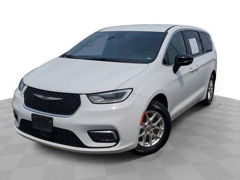 Used 2025 Chrysler Pacifica Select FWD image 1