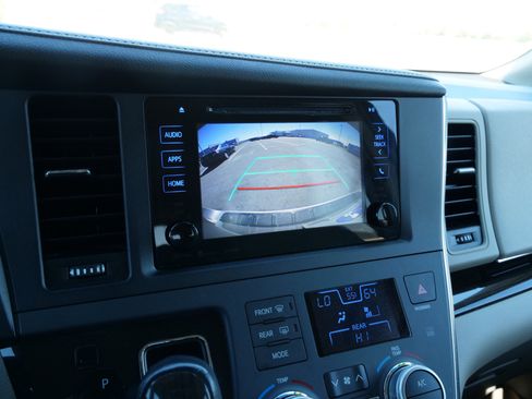 Used 2017 Toyota Sienna XLE image 28