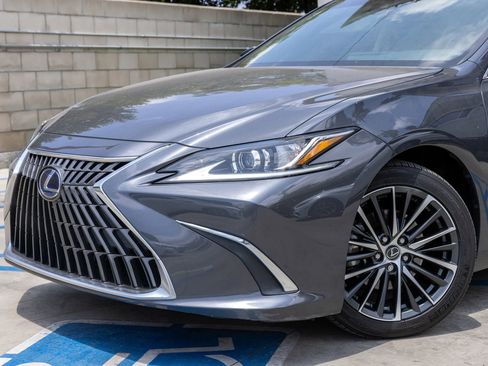 Used 2022 Lexus ES 300h w/ Accessory Package FWD image 7