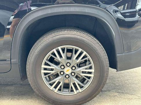 Used 2025 Chevrolet Traverse LT FWD image 4
