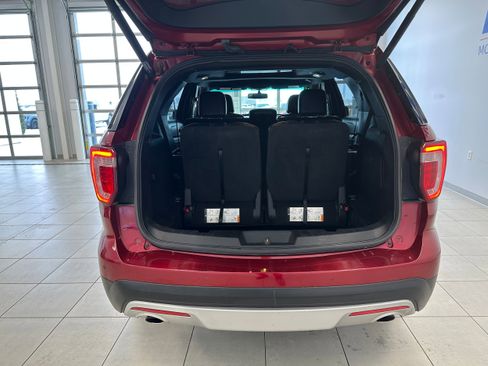Used 2017 Ford Explorer XLT w/ Equipment Group 202A image 7