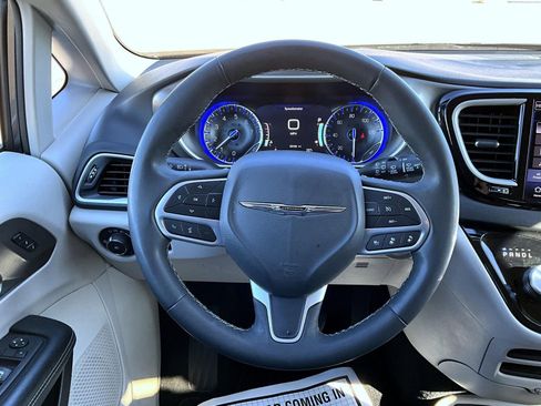 Used 2023 Chrysler Pacifica Touring-L image 12