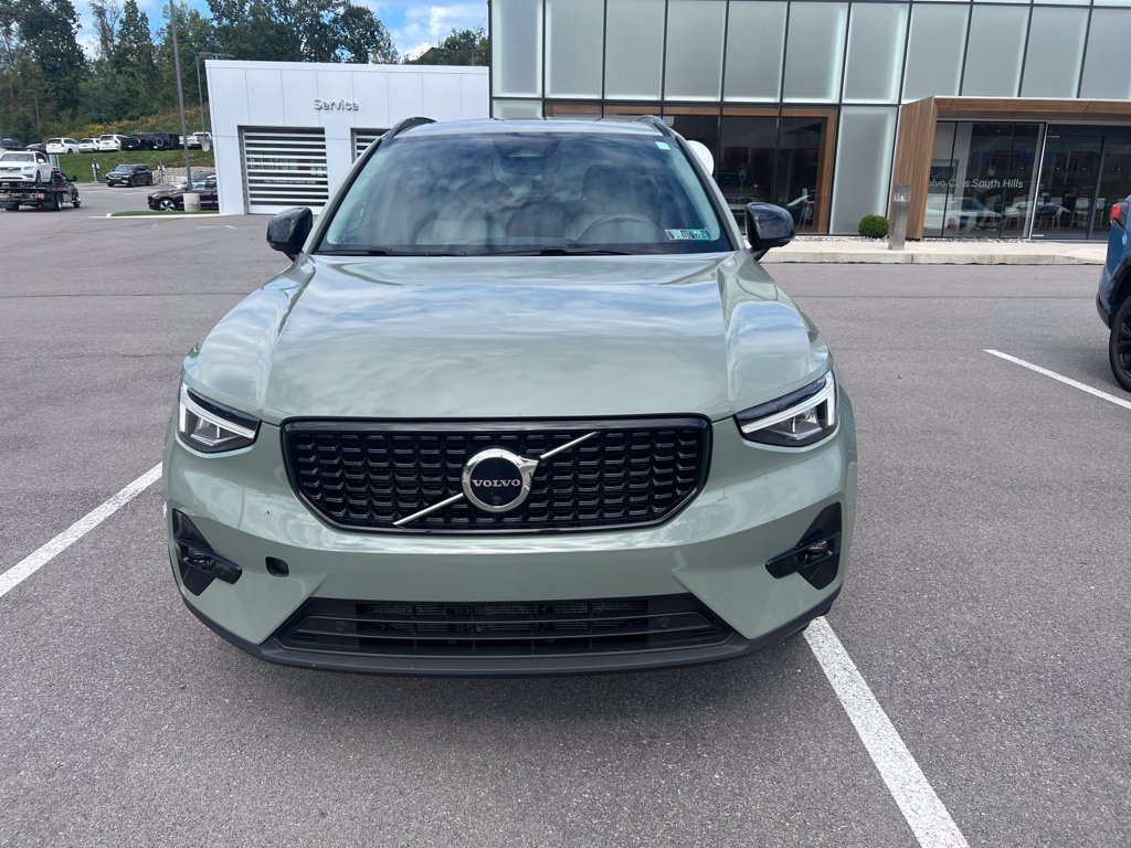 Used 2023 Volvo XC40 B5 Plus w/ Driver Assist Package AWD/4WD image 1
