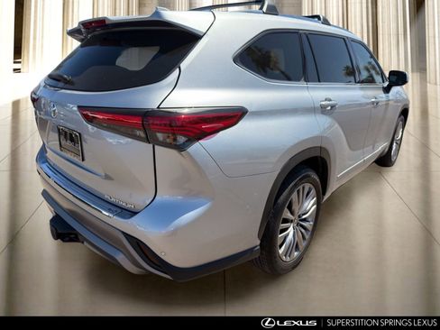 Used 2022 Toyota Highlander Platinum FWD image 4