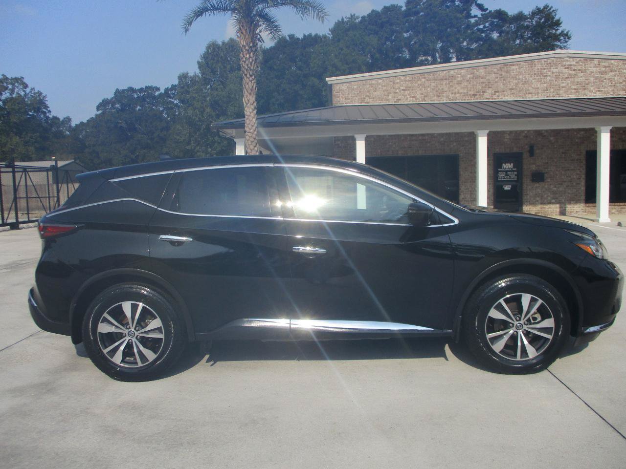 Used 2018 Nissan Murano S FWD image 2
