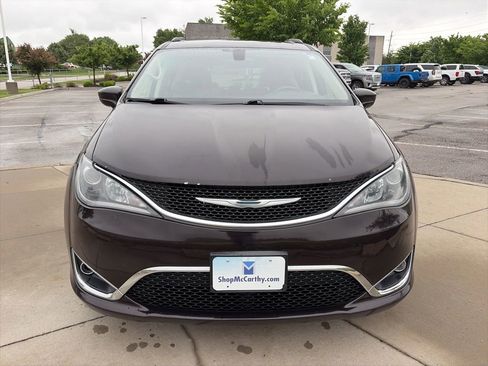 Used 2017 Chrysler Pacifica Touring-L w/ Tire & Wheel Group FWD image 3