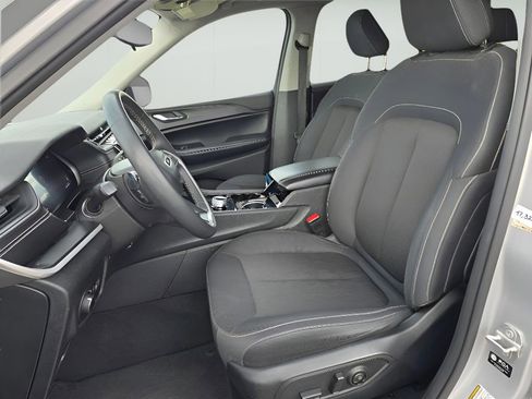 Used 2023 Jeep Grand Cherokee L Laredo image 14