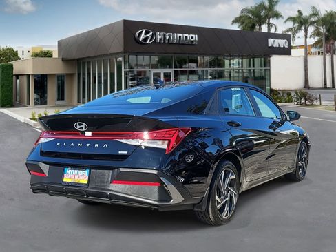 Certified 2025 Hyundai Elantra SEL image 3