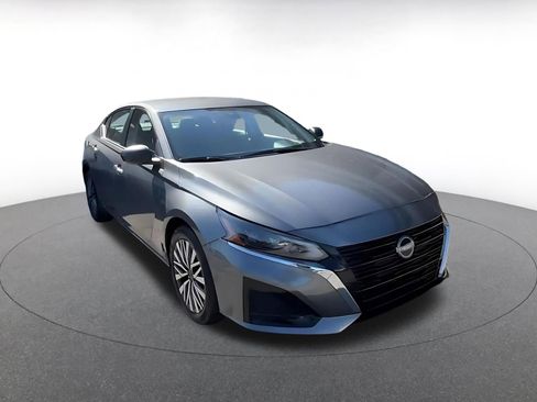 Used 2025 Nissan Altima 2.5 SV image 2