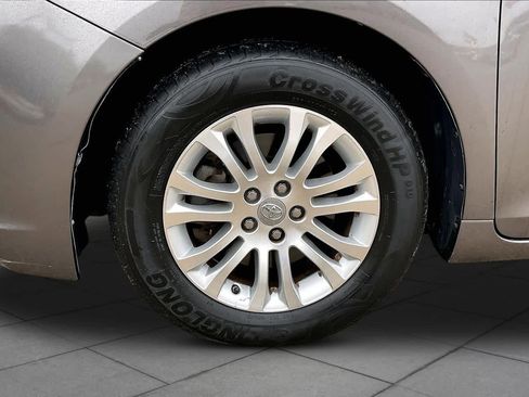 Used 2017 Toyota Sienna XLE w/ XLE Navigation Package image 11